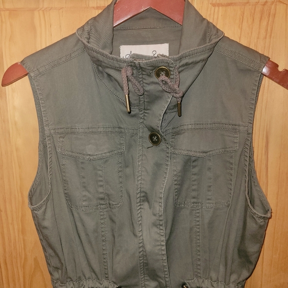 American Rag Army Green Sleeveless Vest. Size Small - Picture 4 of 5
